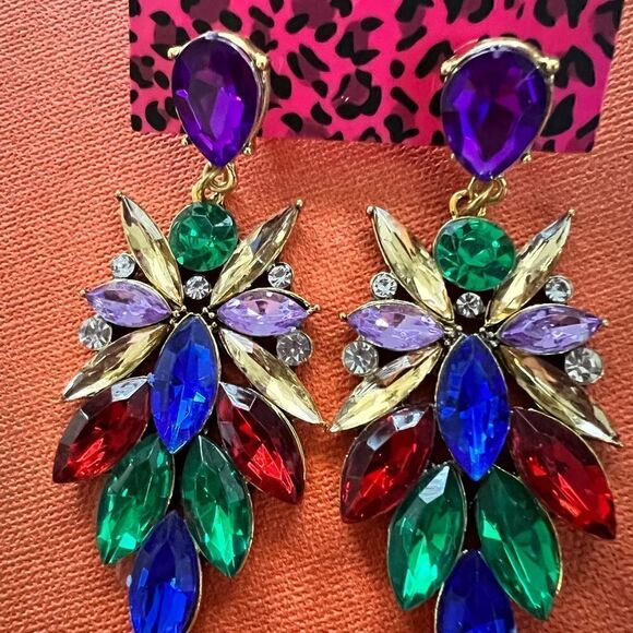 💙 Betsey Johnson stunning & colorful crystal dangle earrings 💙 - Picture 3 of 6